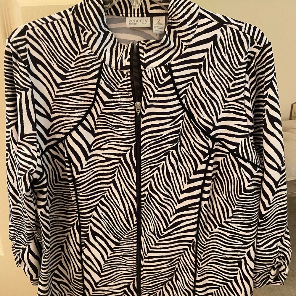 Zenergy zip up jacket. Black and white.